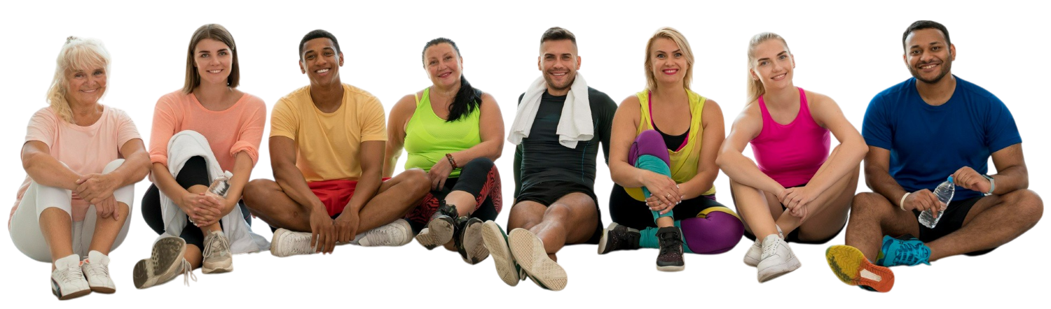 Gruppe von Menschen in Sportkleidung sitzt lachend nach einem Fitnesskurs auf dem Boden