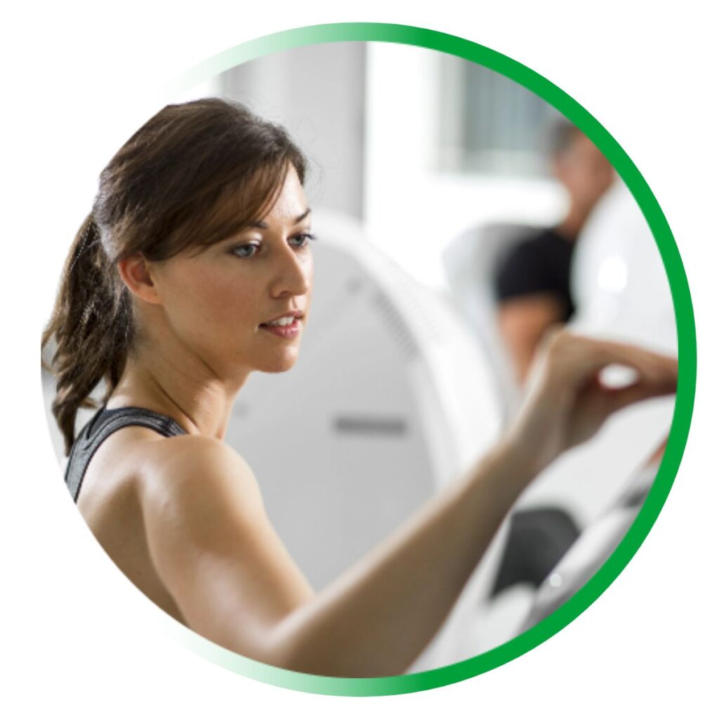 Frau stellt ein Milon-Trainingsgerät ein – personalisierte Gerätekonfiguration für sicheres und effizientes Training.