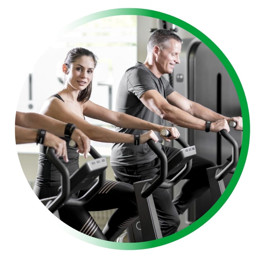 Drei Personen trainieren auf modernen Cardiogeräten im Vital Aktiv Plus Studio – gesundheitsorientiertes Ausdauertraining.