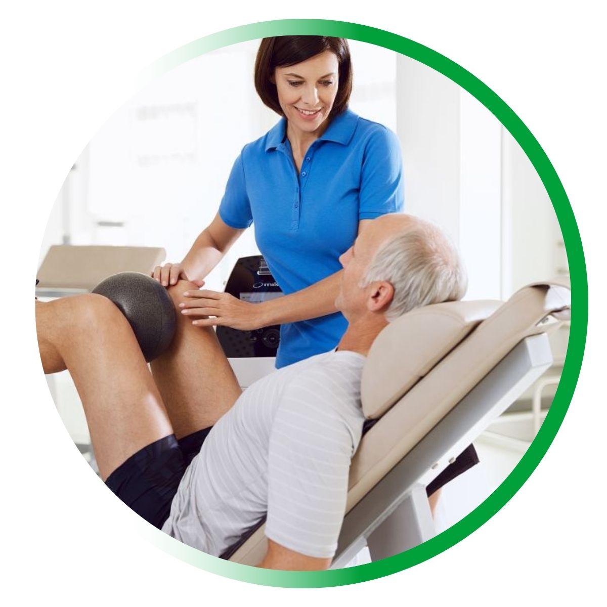 Therapeutin betreut älteren Mann bei Reha-Übung mit Ball