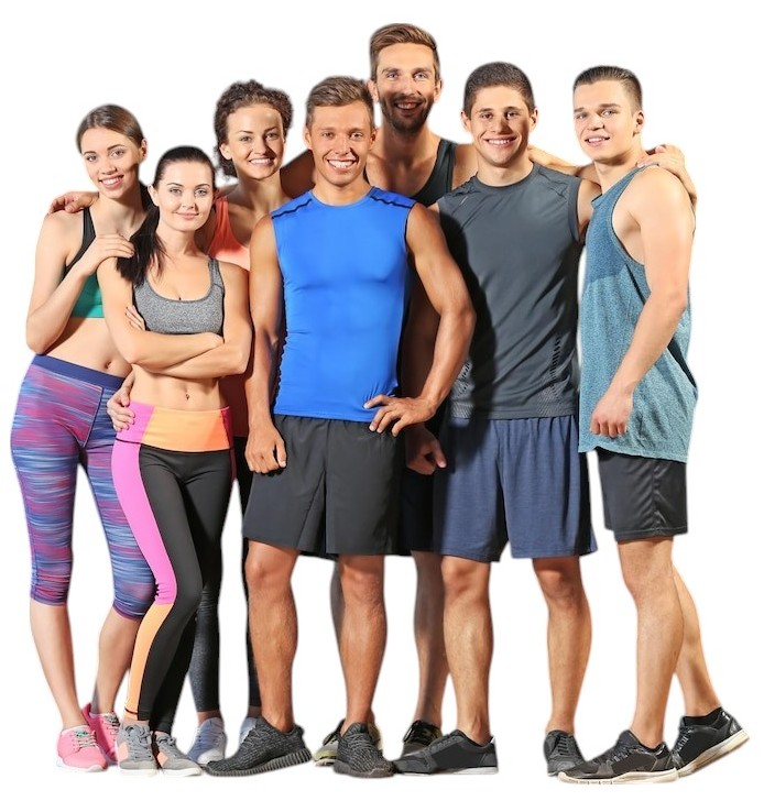 Gruppe junger Sportler in Fitnesskleidung steht lächelnd zusammen